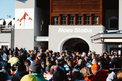 Tanzende und feiernde Menschen beim Uniskitag in der Silvretta Montafon | © Silvretta Montafon - GOODGUYPAEZ