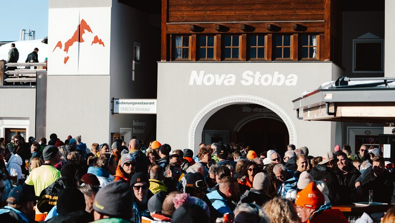 Tanzende und feiernde Menschen beim Uniskitag in der Silvretta Montafon | © Silvretta Montafon - GOODGUYPAEZ