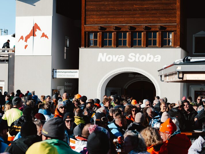 Tanzende und feiernde Menschen beim Uniskitag in der Silvretta Montafon | © Silvretta Montafon - GOODGUYPAEZ