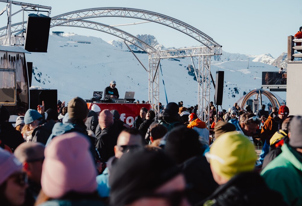 Tanzende und feiernde Menschen beim Uniskitag in der Silvretta Montafon | © Silvretta Montafon - GOODGUYPAEZ
