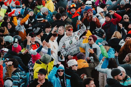 Tanzende und feiernde Menschen beim Uniskitag in der Silvretta Montafon | © Silvretta Montafon - GOODGUYPAEZ