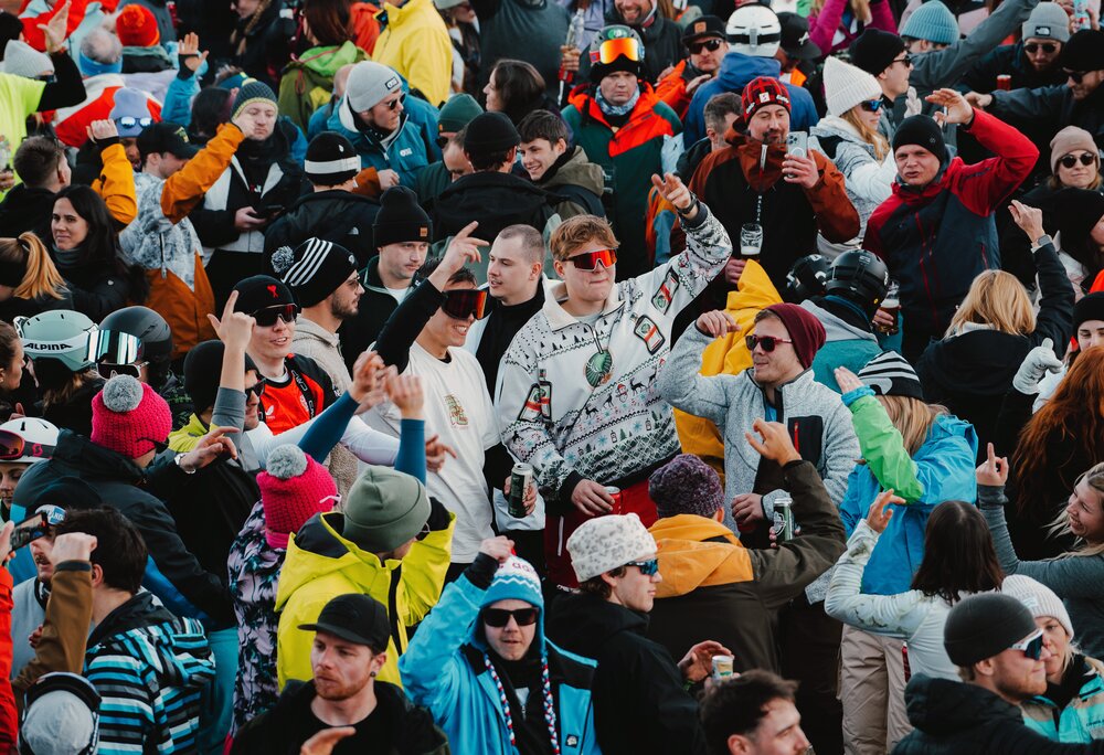 Tanzende und feiernde Menschen beim Uniskitag in der Silvretta Montafon | © Silvretta Montafon - GOODGUYPAEZ