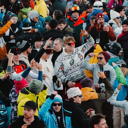 Tanzende und feiernde Menschen beim Uniskitag in der Silvretta Montafon | © Silvretta Montafon - GOODGUYPAEZ