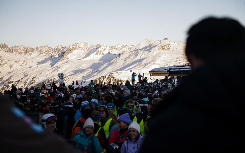 Tanzende und feiernde Menschen beim Uniskitag in der Silvretta Montafon | © Silvretta Montafon - GOODGUYPAEZ