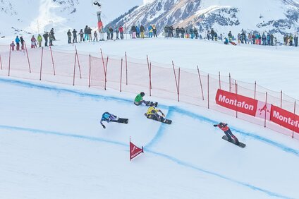 Vier Snowboardcross Fahrer auf der Strecke beim Weltcup Montafon | © Silvretta Montafon - Marie Schilcher