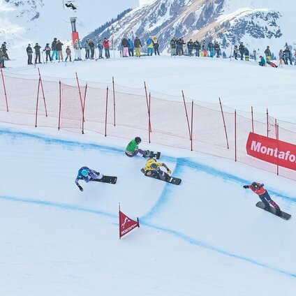 Vier Snowboardcross Fahrer auf der Strecke beim Weltcup Montafon | © Silvretta Montafon - Marie Schilcher