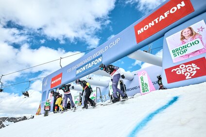 Vier Snowboard Cross Fahrer starten das Rennen. | © Silvretta Montafon - Marie Schilcher