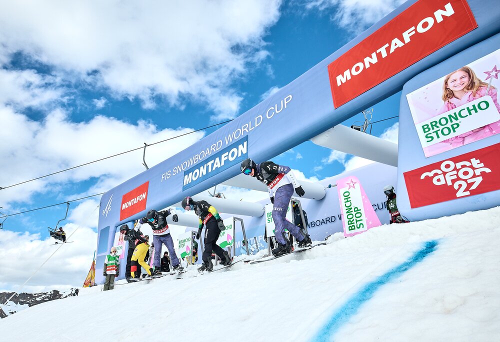 Vier Snowboard Cross Fahrer starten das Rennen. | © Silvretta Montafon - Marie Schilcher