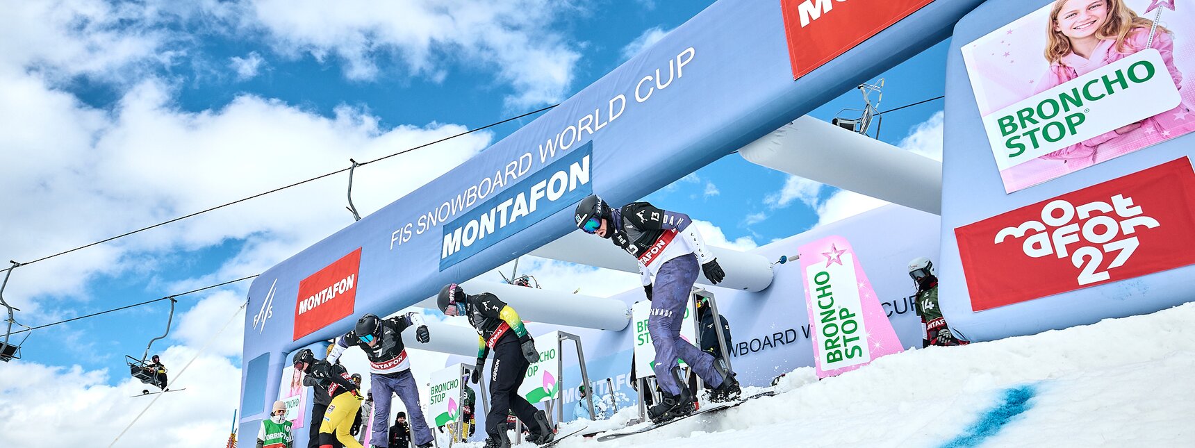 Vier Snowboard Cross Fahrer starten das Rennen. | © Silvretta Montafon - Marie Schilcher