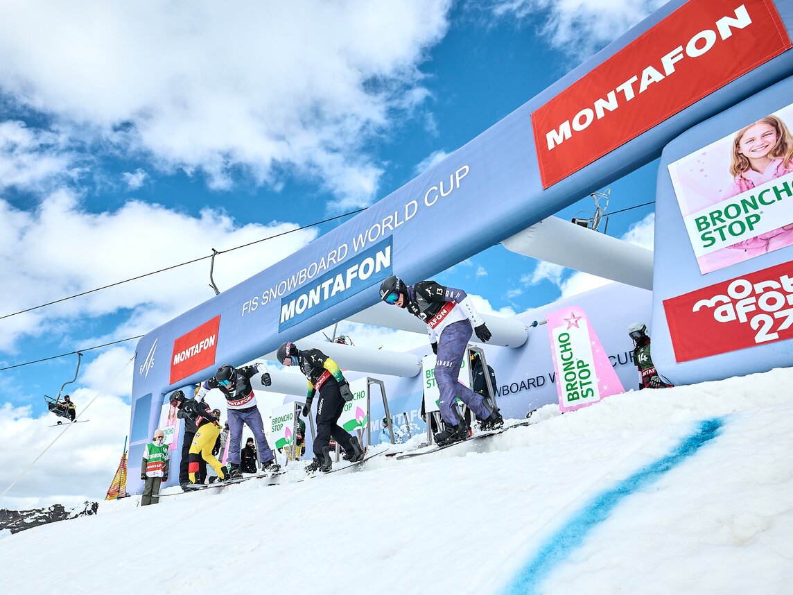 Snowboard Cross Weltcup - Silvretta Montafon | © Silvretta Montafon - Marie Schilcher Vier Snowboard Cross Fahrer starten das Rennen. | © Silvretta Montafon - Marie Schilcher