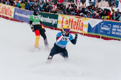 Der Sieger beim Snowboardcross Weltcup freut sich im Ziel | © Silvretta Montafon - Marie Schilcher