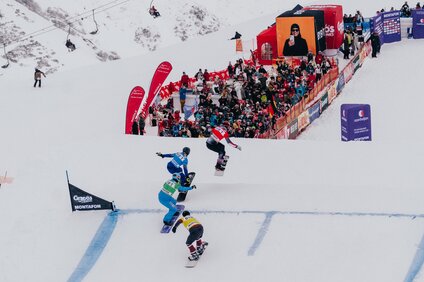 Vier läufen in einem Snowboardcross Rennen treten gegeinander an | © Silvretta Montafon - Marie Schilcher