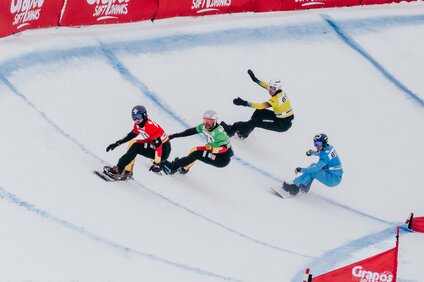 Vier läufen in einem Snowboardcross Rennen treten gegeinander an | © Silvretta Montafon - Marie Schilcher