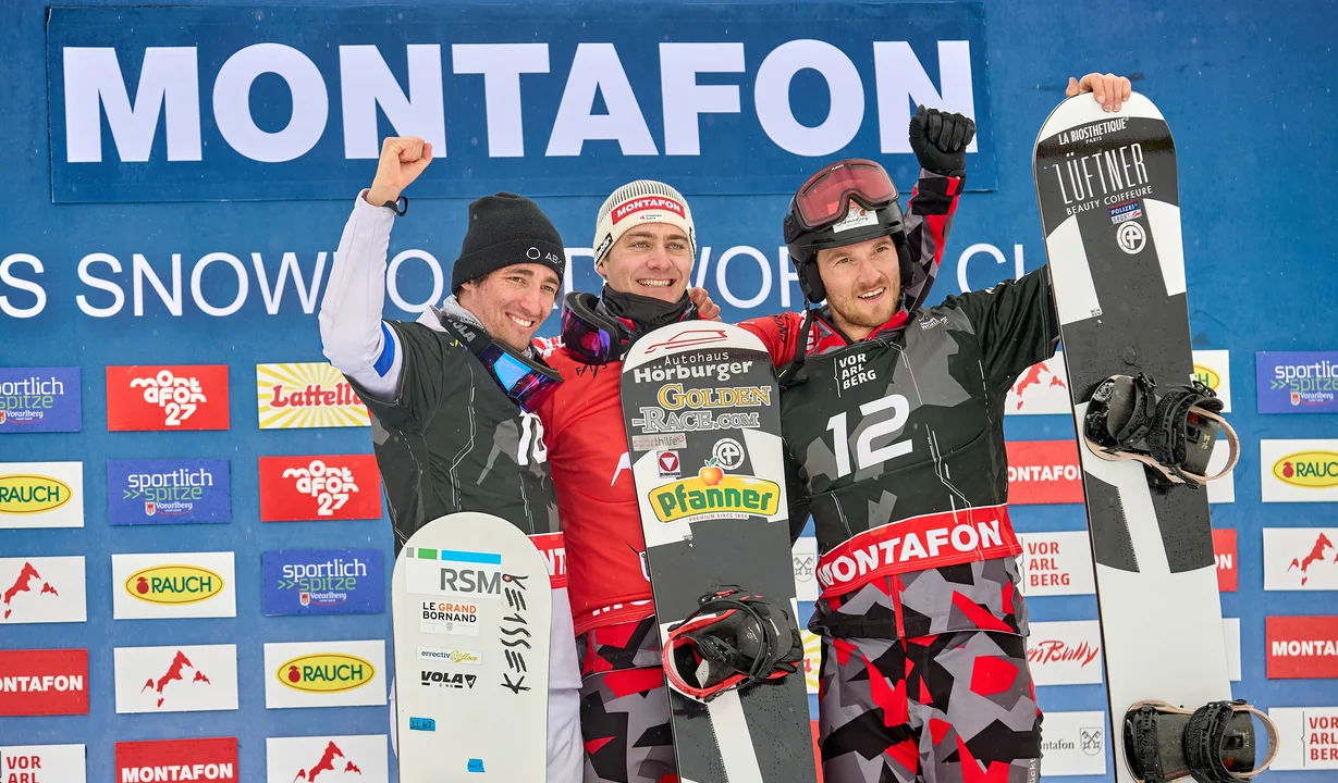 Siegerfoto der drei Snowboardprofis nach dem FIS Snowboard Cross Weltcup in der Silvretta Montafon. | © Montafon Tourismus - Stefan Kothner