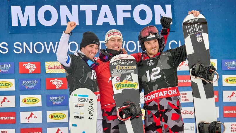 Siegerfoto der drei Snowboardprofis nach dem FIS Snowboard Cross Weltcup in der Silvretta Montafon. | © Montafon Tourismus - Stefan Kothner