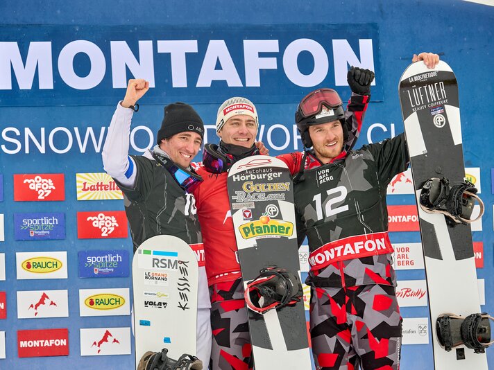 Siegerfoto der drei Snowboardprofis nach dem FIS Snowboard Cross Weltcup in der Silvretta Montafon. | © Montafon Tourismus - Stefan Kothner
