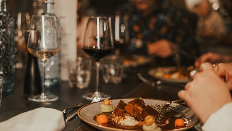 Hauptgang nit Fleisch beim Winzerabend in der VINNOVA im Skigebiet Silvretta Montafon. | © Vanessa Strauch - Silvretta Montafon