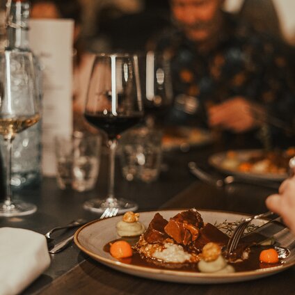 Hauptgang nit Fleisch beim Winzerabend in der VINNOVA im Skigebiet Silvretta Montafon. | © Vanessa Strauch - Silvretta Montafon