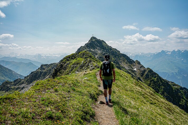 Eine Person wandert auf den Gipfel in der Silvretta Montafon  | © Silvretta Montafon