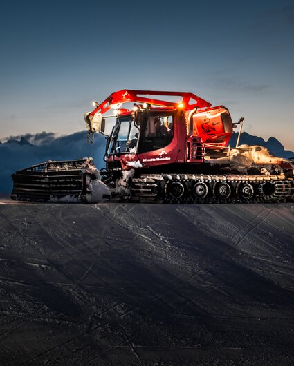 Ein roter Pistenbully in einer Abendszenerie in der Silvretta Montafon  | © Silvretta Montafon 