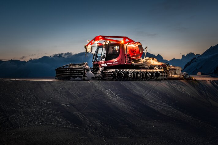 Ein roter Pistenbully in einer Abendszenerie in der Silvretta Montafon  | © Silvretta Montafon 
