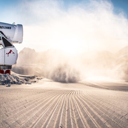Eine Schneekanone bei der Schneeherstellung in der Silvretta Montafon  | © Silvretta Montafon - Daniel Hug 