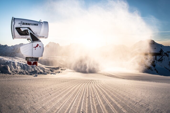 Eine Schneekanone bei der Schneeherstellung in der Silvretta Montafon  | © Silvretta Montafon - Daniel Hug 