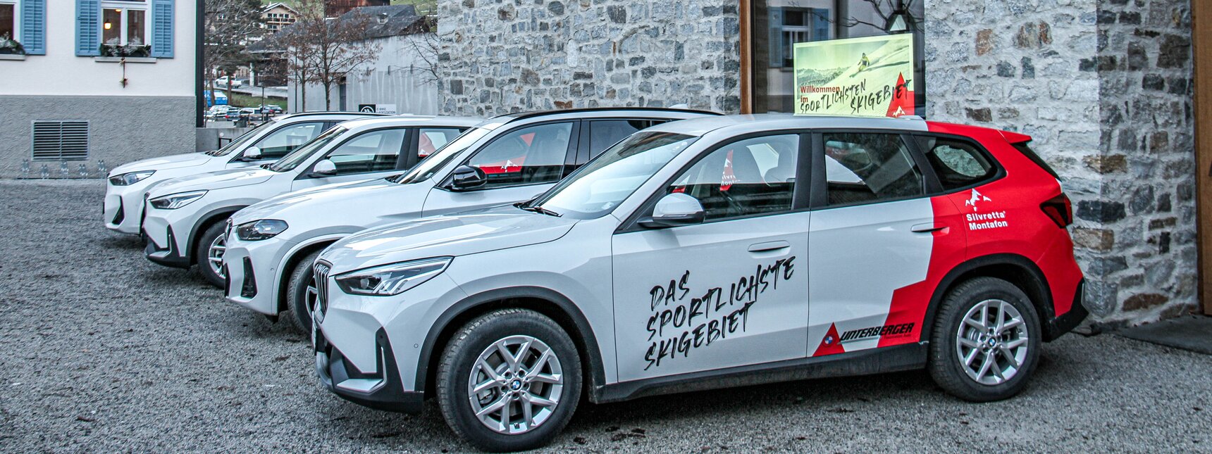 Eine Reihe BMW KFZ stehen vor der Silvretta Montafon Zentrale in der Silvretta Montafon  | © Silvretta Montafon