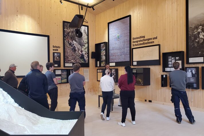 Interessierte Menschen in der Ausstellung über die Entwicklung des Montafons. | © Silvretta Montafon