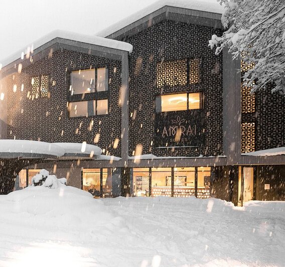 Das Amrai Suites von vorne bei Schneefall | © Amrai Suites