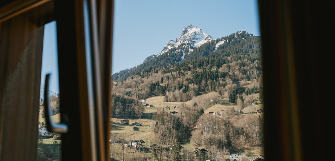 Aussicht auf die Berge aus dem Fenster im Hotel Cresta in Tschagguns | © Silvretta Montafon – Vanessa Strauch