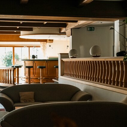 Eine Bar und Sitzmöglichkeiten im Eingangsbereich vom Hotel Cresta in Tschagguns | © Silvretta Montafon – Vanessa Strauch