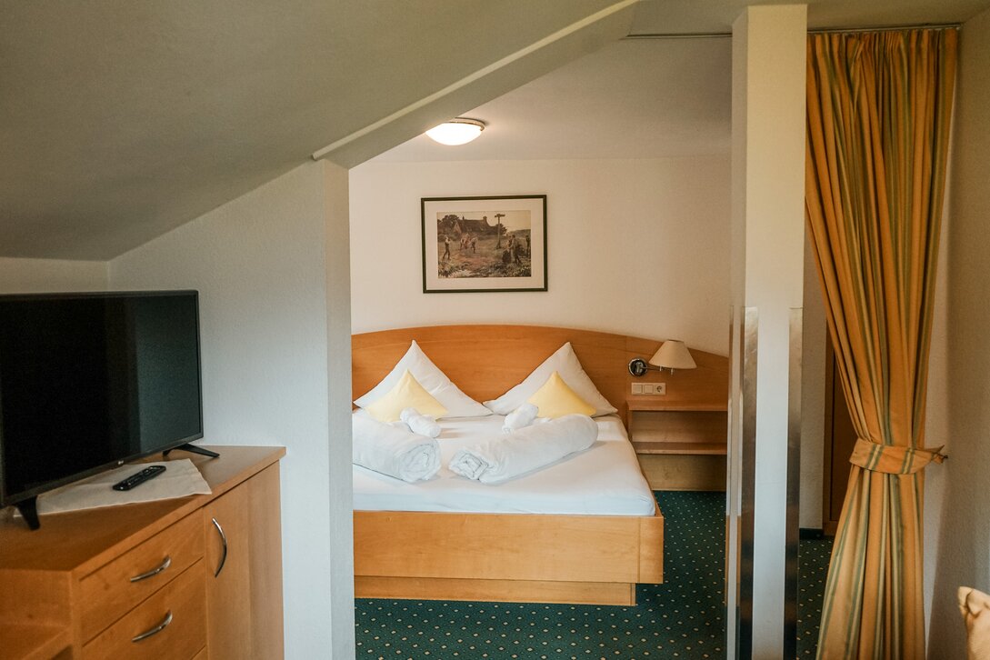 Familienzimmer in Grüntonen im Hotel Cresta im Montafon | © Silvretta Montafon – Vanessa Strauch