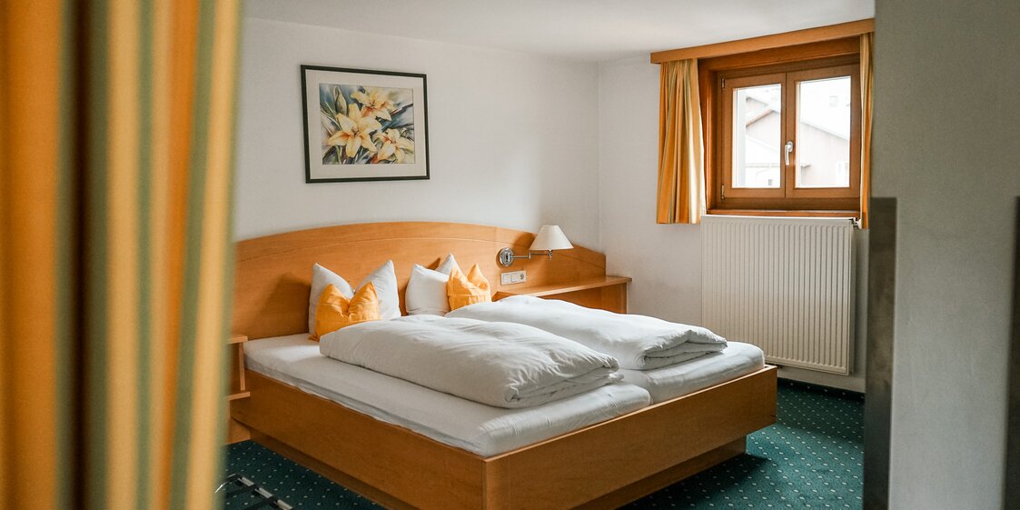 Familienzimmer in Grüntonen im Hotel Cresta im Montafon | © Silvretta Montafon – Vanessa Strauch