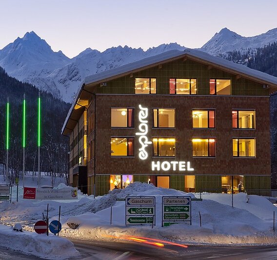 Das Explorer Hotel im Montafon bei Abenddämmerung | © Explorer Hotel