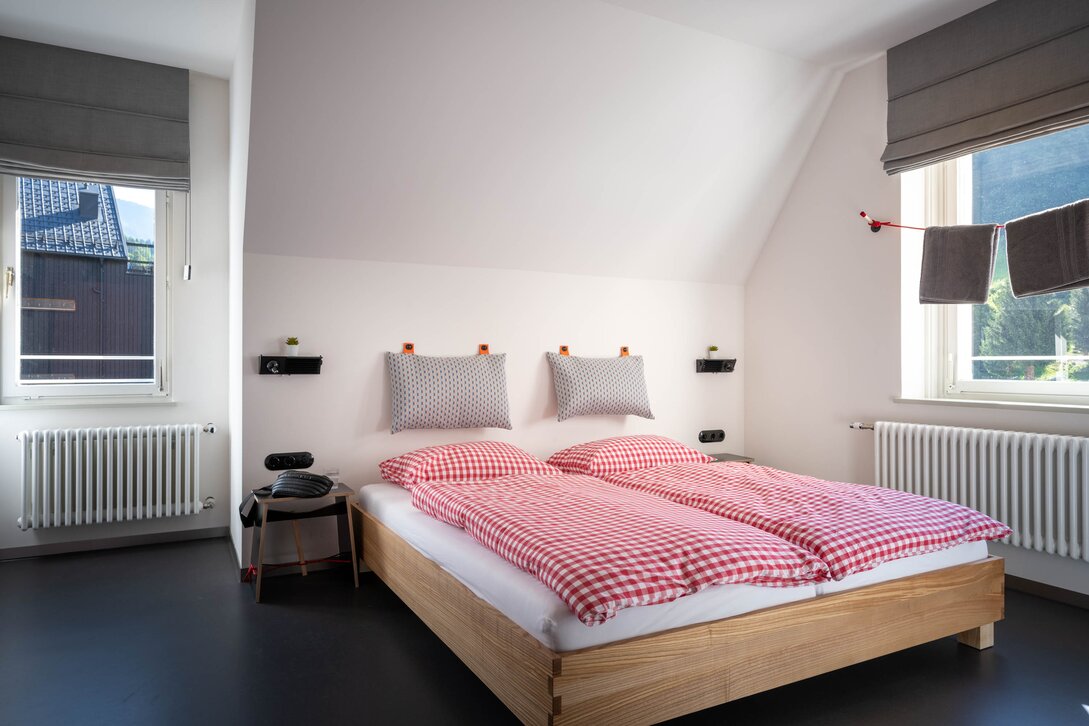 Ein Doppelbett im Doppelzimmer im Josefsheim Hostel in Schruns. | © Silvretta Montafon - blateral