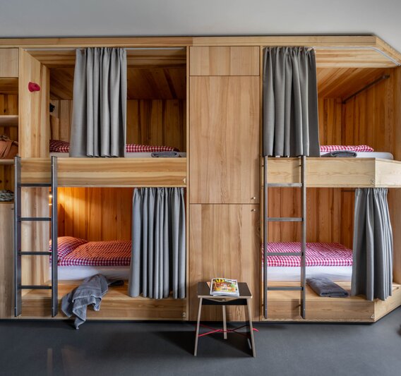 Ein Bett im Mehrbettzimmer mit zwei Stockebetten im Josefsheim Hostel in Schruns. | © Silvretta Montafon - blateral