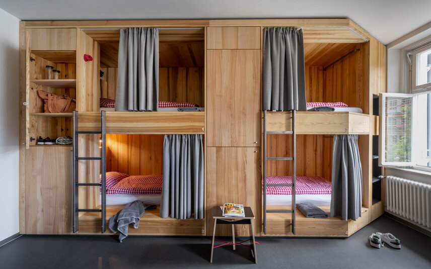 Ein Bett im Mehrbettzimmer mit zwei Stockebetten im Josefsheim Hostel in Schruns. | © Silvretta Montafon - blateral
