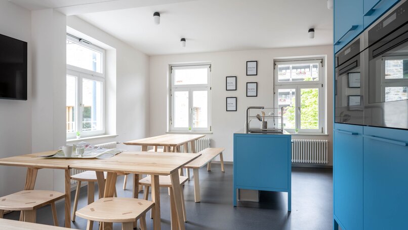 Die Gemeinschaftsküche mit Sitzgelegenheiten im Josefsheim Hostel in Schruns. | © Silvretta Montafon - blateral