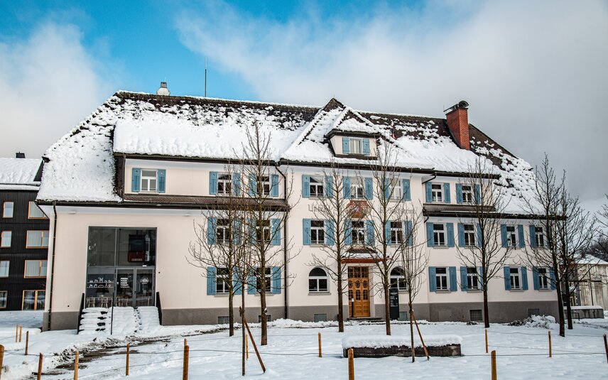 Das St. Josefsheim von vorne im Winter mit Schnee bedeckt | © Silvretta Montafon - Friederike Weber
