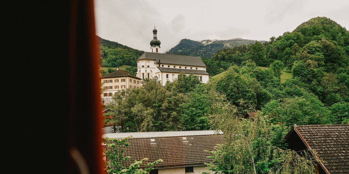 Blick vom Rätikon Motel auf die Kirche in Tschagguns | © Silvretta Montafon - Vanessa Strauch 