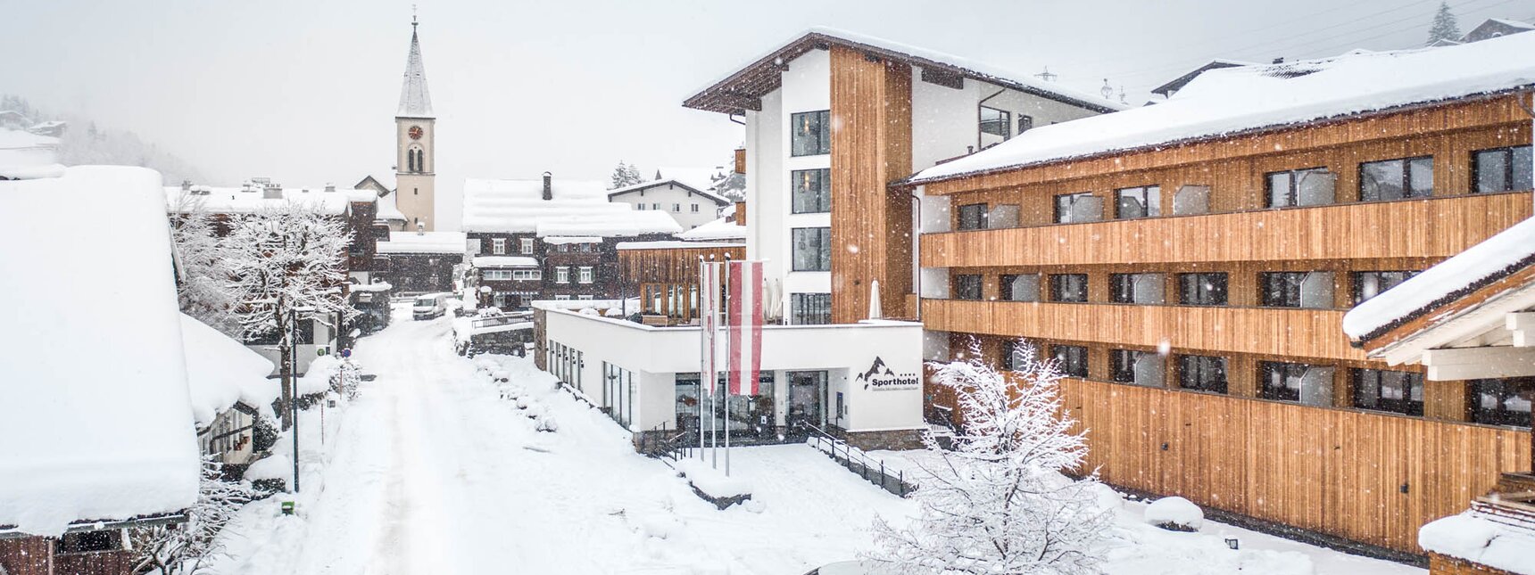 Aussenansicht Sporthotel Silvretta Montafon und verschneite Landschaft in Gaschurn. | © Silvretta Montafon - blateral