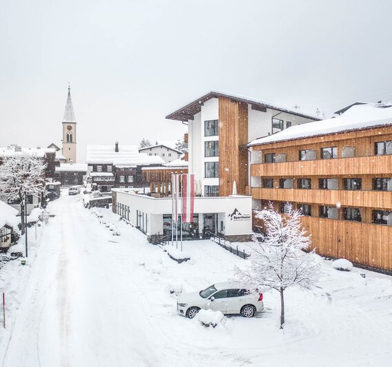 Aussenansicht Sporthotel Silvretta Montafon und verschneite Landschaft in Gaschurn. | © Silvretta Montafon - blateral