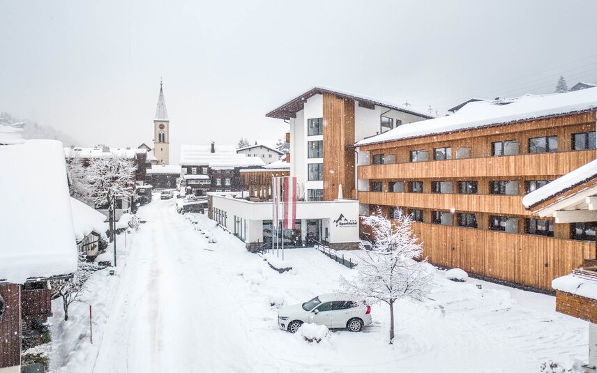 Aussenansicht Sporthotel Silvretta Montafon und verschneite Landschaft in Gaschurn. | © Silvretta Montafon - blateral