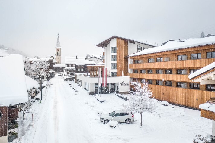 Aussenansicht Sporthotel Silvretta Montafon und verschneite Landschaft in Gaschurn. | © Silvretta Montafon - blateral