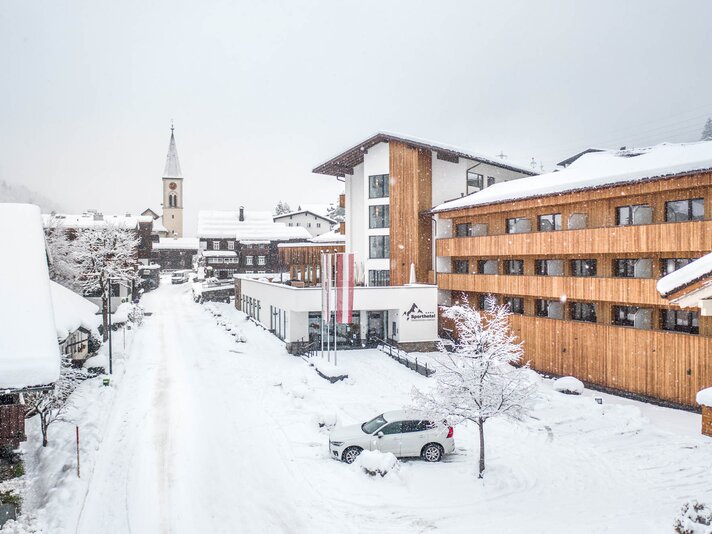 Aussenansicht Sporthotel Silvretta Montafon und verschneite Landschaft in Gaschurn. | © Silvretta Montafon - blateral