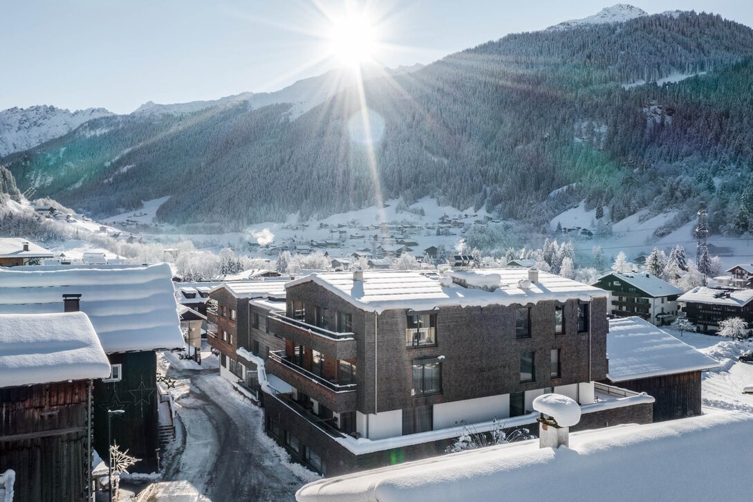 Aussenansicht Chalets und verschneite Landschaft in Gaschurn. | © Silvretta Montafon - blateral