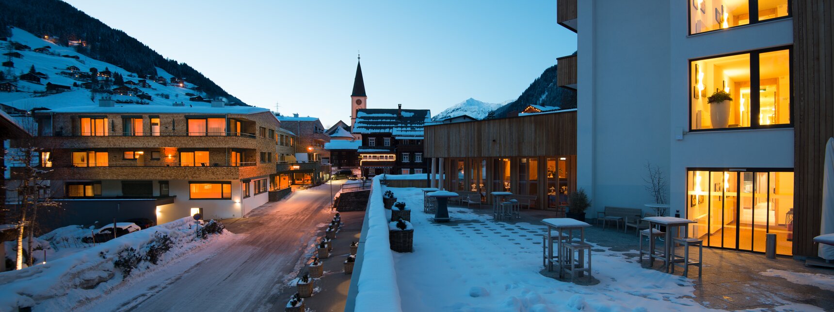 Blick von der Sporthotel Terrasse am Abend in der Silvretta Montafon in Gaschurn. | © Silvretta Montafon - Daniel Zangerl