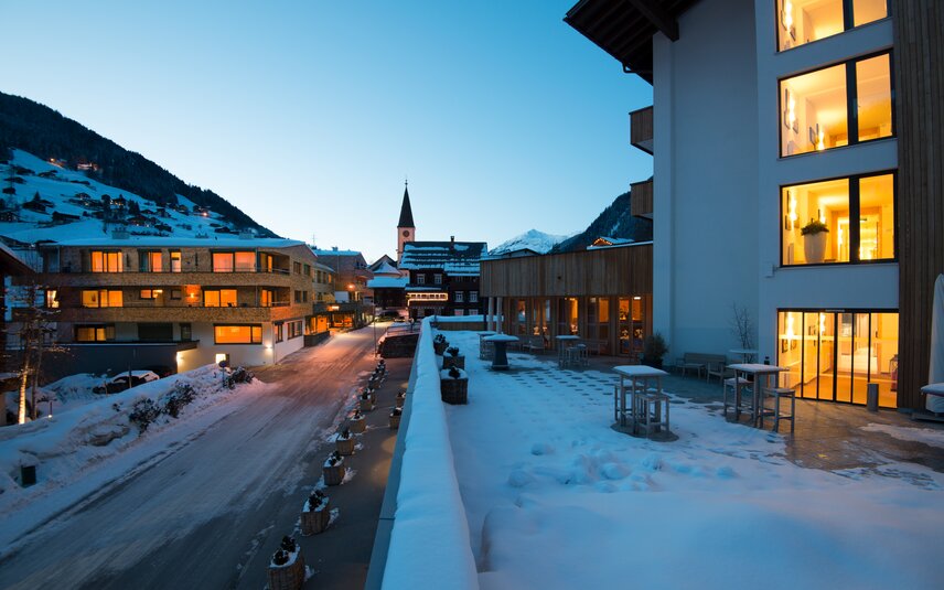Blick von der Sporthotel Terrasse am Abend in der Silvretta Montafon in Gaschurn. | © Silvretta Montafon - Daniel Zangerl