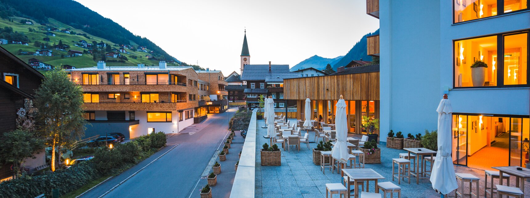 Blick von der Sporthotel Terrasse am Abend in der Silvretta Montafon in Gaschurn. | © Silvretta Montafon - Markus Gmeiner